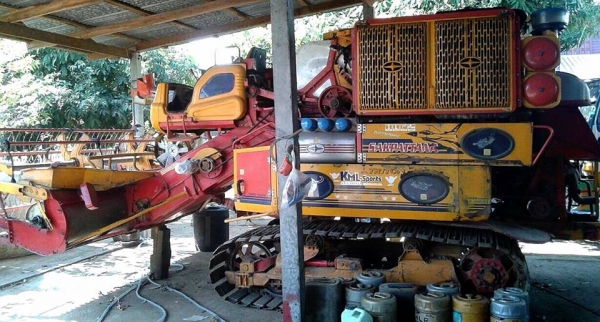 **760,000 บ.ต่อรอง**ขายรถเกี่ยวข้าว แบบอุ้ม ศักดิ์พัฒนาฯ รุ่น KML-Sports ปี51 อุ้มเลส2.5ตัน ปั้มไดกิ้น 23 เครื่องยนต์ HINO JO8C-TT 220เทอโบ ตัวเดิน12HT เครื่องแน่นดี แรงดี ปั้มดีแรง ช่วงล่างแน่น ทำงานดี คล่องตัว ดี ช่วงล่าง 70\% ซโ๋ดี แทร็กหนา ปากเกี่ยวไม่ **760,000 บ.ต่อรอง**ขายรถเกี่ยวข้าว แบบอุ้ม ศักดิ์พัฒนาฯ รุ่น KML-Sports ปี51 อุ้มเลส2.5ตัน ปั้มไดกิ้น 23 เครื่องยนต์ HINO JO8C-TT 220เทอโบ ตัวเดิน12HT เครื่องแน่นดี แรงดี ปั้มดีแรง ช่วงล่างแน่น ทำงานดี คล่องตัว ดี ช่วงล่าง 70\% ซโ๋ดี แทร็กหนา ปากเกี่ยวไม่