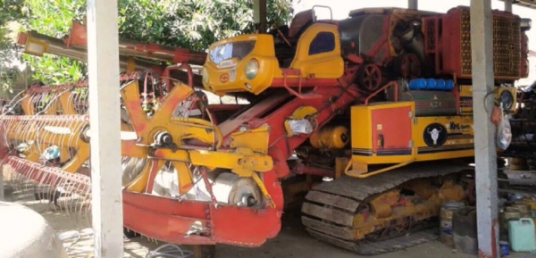 **760,000 บ.ต่อรอง**ขายรถเกี่ยวข้าว แบบอุ้ม ศักดิ์พัฒนาฯ รุ่น KML-Sports ปี51 อุ้มเลส2.5ตัน ปั้มไดกิ้น 23 เครื่องยนต์ HINO JO8C-TT 220เทอโบ ตัวเดิน12HT เครื่องแน่นดี แรงดี ปั้มดีแรง ช่วงล่างแน่น ทำงานดี คล่องตัว ดี ช่วงล่าง 70\% ซโ๋ดี แทร็กหนา ปากเกี่ยวไม่ **760,000 บ.ต่อรอง**ขายรถเกี่ยวข้าว แบบอุ้ม ศักดิ์พัฒนาฯ รุ่น KML-Sports ปี51 อุ้มเลส2.5ตัน ปั้มไดกิ้น 23 เครื่องยนต์ HINO JO8C-TT 220เทอโบ ตัวเดิน12HT เครื่องแน่นดี แรงดี ปั้มดีแรง ช่วงล่างแน่น ทำงานดี คล่องตัว ดี ช่วงล่าง 70\% ซโ๋ดี แทร็กหนา ปากเกี่ยวไม่