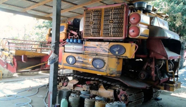 **760,000 บ.ต่อรอง**ขายรถเกี่ยวข้าว แบบอุ้ม ศักดิ์พัฒนาฯ รุ่น KML-Sports ปี51 อุ้มเลส2.5ตัน ปั้มไดกิ้น 23 เครื่องยนต์ HINO JO8C-TT 220เทอโบ ตัวเดิน12HT เครื่องแน่นดี แรงดี ปั้มดีแรง ช่วงล่างแน่น ทำงานดี คล่องตัว ดี ช่วงล่าง 70\% ซโ๋ดี แทร็กหนา ปากเกี่ยวไม่ **760,000 บ.ต่อรอง**ขายรถเกี่ยวข้าว แบบอุ้ม ศักดิ์พัฒนาฯ รุ่น KML-Sports ปี51 อุ้มเลส2.5ตัน ปั้มไดกิ้น 23 เครื่องยนต์ HINO JO8C-TT 220เทอโบ ตัวเดิน12HT เครื่องแน่นดี แรงดี ปั้มดีแรง ช่วงล่างแน่น ทำงานดี คล่องตัว ดี ช่วงล่าง 70\% ซโ๋ดี แทร็กหนา ปากเกี่ยวไม่