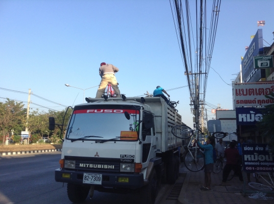 มีสิบล้อและแบคโฮพร้อมโลเบลดรับจ้าง