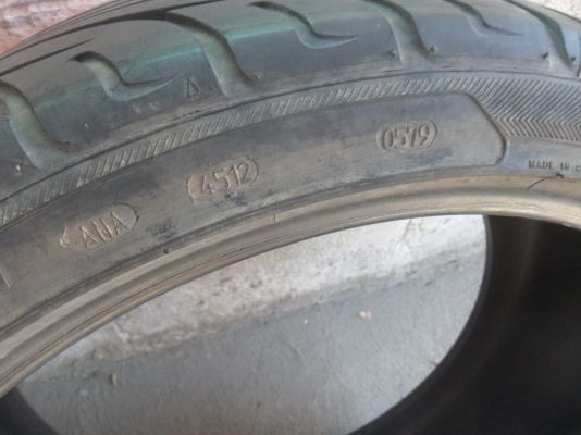 ยาง 225/40ZR18ปี12 สวยๆ 1 คู่ ราคา 1700 บาท