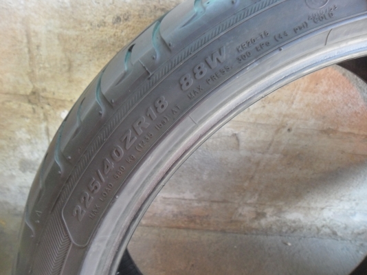 ยาง 225/40ZR18ปี12 สวยๆ 1 คู่ ราคา 1700 บาท