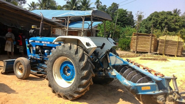 ขายรถฟอร์ด77หรือรถไถ5500สภาพสวยเดิมๆราคาต่อรองได้อีกนะครับ