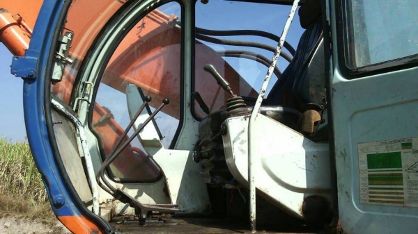 **470,000 บ.ต่อรอง**ขายแบคโฮ SAMSUNG SE-210LC เครื่องเดิม ปั้มเดิม ไฟฟ้าตัด เครื่องCUMMINS 6สูบ เครื่องดีแรงดี ปั้มดี แน่น ทำงานดี เร็วดี บูมอาร์มดี มีปะบนหน่อย บุ้งกี๋หนา เอวดีแน่น ไม่แตก ไม่ร้าว ช่วงล่าง 70\% โซ่ดี ยังหนา แทร็กดี ครบ เฟรมสวยไม่ปะ โรลเลอร