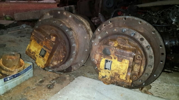 ตัวเดิน PC 100 -2 ใส่ Pc120 ได้ ราคา 75000/ตัว โทร 0850853022