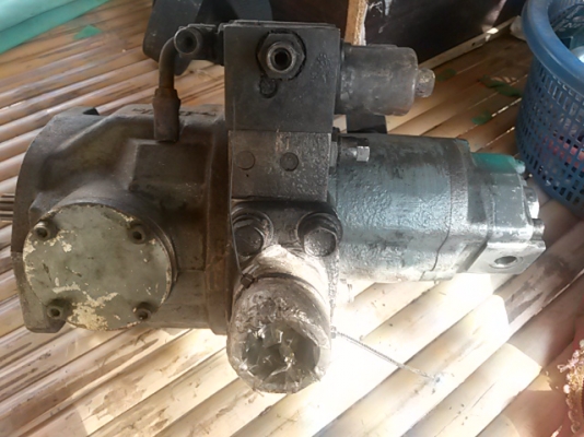 ขายซากปั๊มไฮดรอลิค แมคโคร pc30  ยี่ห้อ uchida  เบอร์14