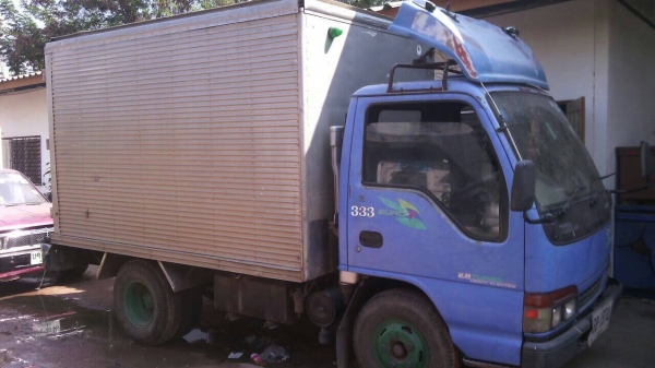 หกล้อ อีซูซุ NKR-55-EY52ยูโร100โบว์ ช่วงสั้น 3.20มปี46 บรรทุกตู้แหัง สภาพดีพร้อมใช้งาน ทะเบึยนพร้อมโอน