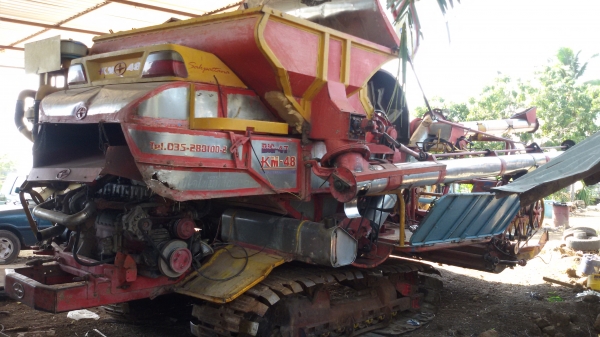 ขายรถเกี่ยวข้าวศักดิ์พัฒนาอุ้มkm48ราคา350000บาท