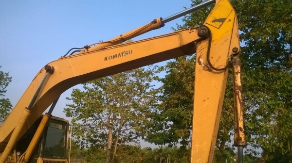 ขายแบคโฮ KOMATSU PC200-5 สภาพสวยพร้อมใช้ เอกสารใบอินวอยซ์ ไฟฟ้าตัดแล้ว เฟรมครบ โซ่เต็ม เอวแน่น ราคาต่อรองได้ครับ