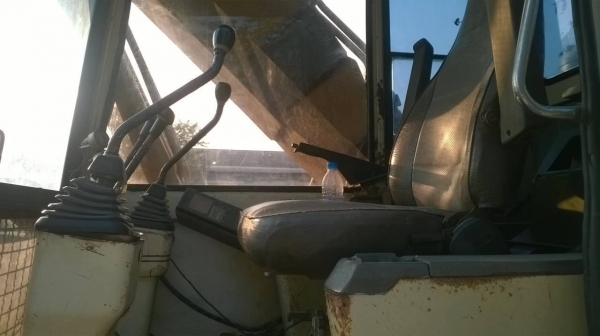 ขายแบคโฮ KOMATSU PC200-5 สภาพสวยพร้อมใช้ เอกสารใบอินวอยซ์ ไฟฟ้าตัดแล้ว เฟรมครบ โซ่เต็ม เอวแน่น ราคาต่อรองได้ครับ