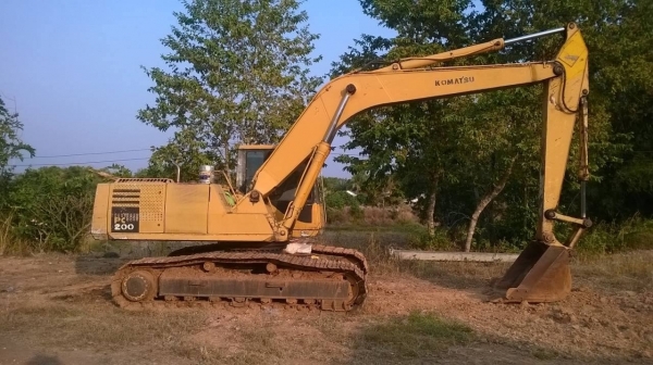 ขายแบคโฮ KOMATSU PC200-5 สภาพสวยพร้อมใช้ เอกสารใบอินวอยซ์ ไฟฟ้าตัดแล้ว เฟรมครบ โซ่เต็ม เอวแน่น ราคาต่อรองได้ครับ