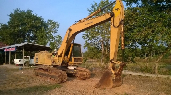 ขายแบคโฮ KOMATSU PC200-5 สภาพสวยพร้อมใช้ เอกสารใบอินวอยซ์ ไฟฟ้าตัดแล้ว เฟรมครบ โซ่เต็ม เอวแน่น ราคาต่อรองได้ครับ