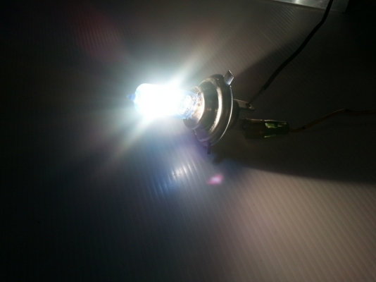 หลอดไฟหน้า H4 ของ PIAA Extreme Force มือสองญี่ปุ่น หลอดไฟหน้า H4 ของ PIAA Extreme Force มือสองญี่ปุ่น