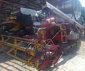 ขายด่วน รถเกี่ยวข้าวเกษตรพัฒนา รุ่น ไอ้หนุ่มไวไฟ เครื่องยนต์ 210 HP 6HH1 แรงดีไม่มีเยิ้ม อุ้ม 2.5 ตัน ปั๊มไดกิ้นเบอร์ 22 ช่วงล่างตัวเดิน HY-DASH สภาพดีมากพร้อมทำงานได้เลย ราคาต่อรองได้ครับ