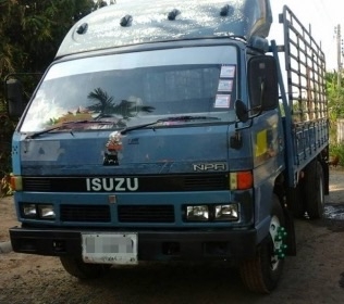 ISUZU NPR 115 HP 4BD1 ปี 34 ห้างแท้ กระบะคอกเหล็กความยาว 4.30 เมตรสภาพสวยเดิม เครื่องแรงดีแห้งดี หัวเก๋งไม่มีผุภายในเก๋งคอนโซลครบพร้อม พวงมาลัยธรรมดา ช่วงล่างใหญ่คัชซีสวยเดิมๆไม่มีแตก ติด F หน้าหลัง ยาง 8.25 ขอบ 16 สภาพดี 70\% พร้อมใช้งาน เอกสารทะเบียนชุดโ