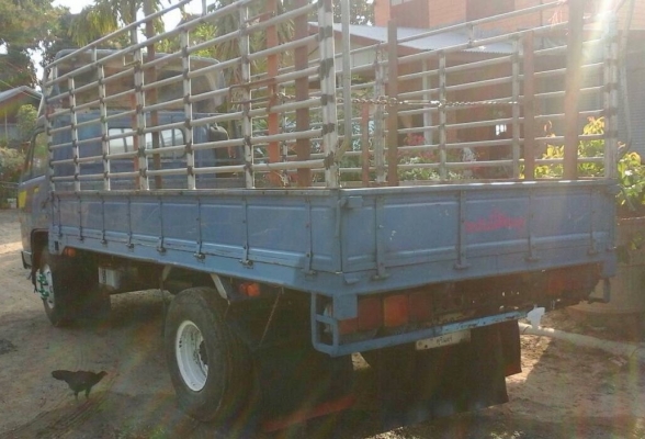 ISUZU NPR 115 HP 4BD1 ปี 34 ห้างแท้ กระบะคอกเหล็กความยาว 4.30 เมตรสภาพสวยเดิม เครื่องแรงดีแห้งดี หัวเก๋งไม่มีผุภายในเก๋งคอนโซลครบพร้อม พวงมาลัยธรรมดา ช่วงล่างใหญ่คัชซีสวยเดิมๆไม่มีแตก ติด F หน้าหลัง ยาง 8.25 ขอบ 16 สภาพดี 70\% พร้อมใช้งาน เอกสารทะเบียนชุดโ