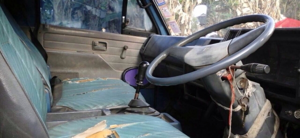 ISUZU NPR 115 HP 4BD1 ปี 34 ห้างแท้ กระบะคอกเหล็กความยาว 4.30 เมตรสภาพสวยเดิม เครื่องแรงดีแห้งดี หัวเก๋งไม่มีผุภายในเก๋งคอนโซลครบพร้อม พวงมาลัยธรรมดา ช่วงล่างใหญ่คัชซีสวยเดิมๆไม่มีแตก ติด F หน้าหลัง ยาง 8.25 ขอบ 16 สภาพดี 70\% พร้อมใช้งาน เอกสารทะเบียนชุดโ