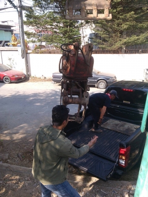 จัดส่งเรียบร้อยนะครับ สำหรับหัวคีบ หัวหนีบหมุนได้ ใส่กับรถขุด แบคโฮ กำลังออกเดินทางสู่ใต้ครับ