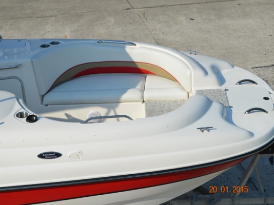 Chaparral Sunesta 210, 21 foot, 5.0L Volvo Penta
