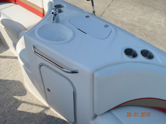 Chaparral Sunesta 210, 21 foot, 5.0L Volvo Penta