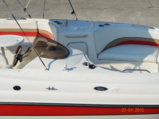 Chaparral Sunesta 210, 21 foot, 5.0L Volvo Penta