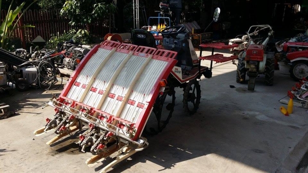 รถปลูกข้าวนั่งขับ YANMAR รุ่น RR40 เก่าญี่ปุ่น ดำนา 4 แถว สภาพสวย เครื่องยนต์ติดง่าย สภาพสวยพร้อมใช้งาน รถปลูกข้าวนั่งขับ YANMAR รุ่น RR40 เก่าญี่ปุ่น ดำนา 4 แถว สภาพสวย เครื่องยนต์ติดง่าย สภาพสวยพร้อมใช้งาน