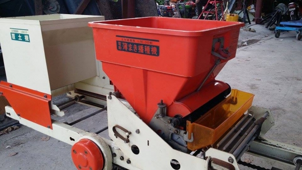 เครื่องโรยเมล็ด MINORU เก่าญี่ปุ่น ราคานี้ขายเป็นชุด คือลูกค้าจะได้ทั้ง แบบใช้มอเตอร์ขับเคลื่่อน และแบบระบบมือหมุน เครื่องโรยเมล็ด MINORU เก่าญี่ปุ่น ราคานี้ขายเป็นชุด คือลูกค้าจะได้ทั้ง แบบใช้มอเตอร์ขับเคลื่่อน และแบบระบบมือหมุน