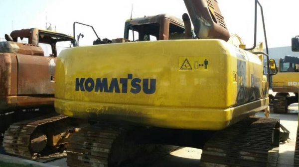 KOMATSU pc200-7ไฟไหม้ 800 ชั่โมง ราคา 1,100,000 KOMATSU pc200-7ไฟไหม้ 800 ชั่โมง ราคา 1,100,000