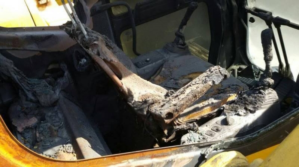 KOMATSU pc200-7ไฟไหม้ 800 ชั่โมง ราคา 1,100,000 KOMATSU pc200-7ไฟไหม้ 800 ชั่โมง ราคา 1,100,000