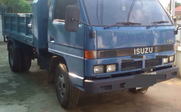 ISUZU NPR 115 HP 4BD1 หกล้อดั๊มพ์ กระบะดั๊มพ์เหล็ก 4 ตันความยาว 3.60 เมตรสภาพอย่างสวย รถประกอบ ช่วงล่างเฟืองท้ายใหญ่ติด F คานหน้าเดิมๆ เครื่องแรงดีไม่มีเยิ้ม หัวเก๋งสวยๆไม่มีผุภายในเก๋งคอนโซลสวยครบ เกียร์สั้น ช่วงล่างคัชซีไม่แตกไม่บวม ยาง 8.25 ขอบ 16 สภาพ