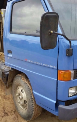 ISUZU NPR 115 HP 4BD1 หกล้อดั๊มพ์ กระบะดั๊มพ์เหล็ก 4 ตันความยาว 3.60 เมตรสภาพอย่างสวย รถประกอบ ช่วงล่างเฟืองท้ายใหญ่ติด F คานหน้าเดิมๆ เครื่องแรงดีไม่มีเยิ้ม หัวเก๋งสวยๆไม่มีผุภายในเก๋งคอนโซลสวยครบ เกียร์สั้น ช่วงล่างคัชซีไม่แตกไม่บวม ยาง 8.25 ขอบ 16 สภาพ