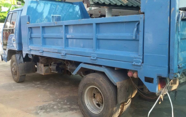 ISUZU NPR 115 HP 4BD1 หกล้อดั๊มพ์ กระบะดั๊มพ์เหล็ก 4 ตันความยาว 3.60 เมตรสภาพอย่างสวย รถประกอบ ช่วงล่างเฟืองท้ายใหญ่ติด F คานหน้าเดิมๆ เครื่องแรงดีไม่มีเยิ้ม หัวเก๋งสวยๆไม่มีผุภายในเก๋งคอนโซลสวยครบ เกียร์สั้น ช่วงล่างคัชซีไม่แตกไม่บวม ยาง 8.25 ขอบ 16 สภาพ