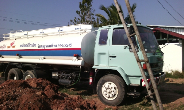 ขายด่วนรถสิบล้อร็อกกี้FVM32เครือง195แรงรถนํ้ามัน16000ลิตร