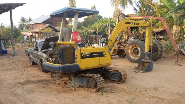 ขาย  (118,000) แบคโคร Pc 30-3 อย่างอื่นOk แต่เครื่องหลวม