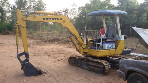 ขาย  (118,000) แบคโคร Pc 30-3 อย่างอื่นOk แต่เครื่องหลวม