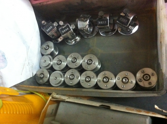 ชุดลูกล้อสแตนเลส ใช้ดันสายพานและโช่ให้ตึงหรือช่วยบังคับของที่เคลื่อนที่ต่างๆ ตัวลูกกลิ่งหมุนฟรีใช้ตลับลูกปืนด้านในเพื่อให้ลื่น