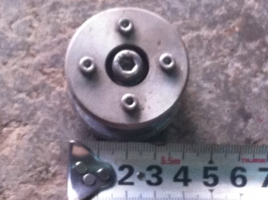 ชุดลูกล้อสแตนเลส ใช้ดันสายพานและโช่ให้ตึงหรือช่วยบังคับของที่เคลื่อนที่ต่างๆ ตัวลูกกลิ่งหมุนฟรีใช้ตลับลูกปืนด้านในเพื่อให้ลื่น