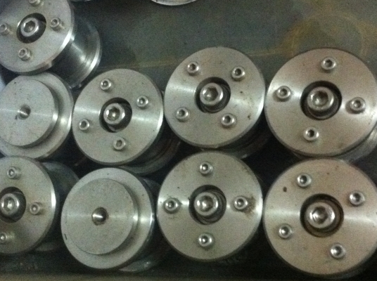 ชุดลูกล้อสแตนเลส ใช้ดันสายพานและโช่ให้ตึงหรือช่วยบังคับของที่เคลื่อนที่ต่างๆ ตัวลูกกลิ่งหมุนฟรีใช้ตลับลูกปืนด้านในเพื่อให้ลื่น