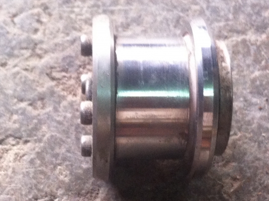 ชุดลูกล้อสแตนเลส ใช้ดันสายพานและโช่ให้ตึงหรือช่วยบังคับของที่เคลื่อนที่ต่างๆ ตัวลูกกลิ่งหมุนฟรีใช้ตลับลูกปืนด้านในเพื่อให้ลื่น