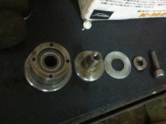 ชุดลูกล้อสแตนเลส ใช้ดันสายพานและโช่ให้ตึงหรือช่วยบังคับของที่เคลื่อนที่ต่างๆ ตัวลูกกลิ่งหมุนฟรีใช้ตลับลูกปืนด้านในเพื่อให้ลื่น