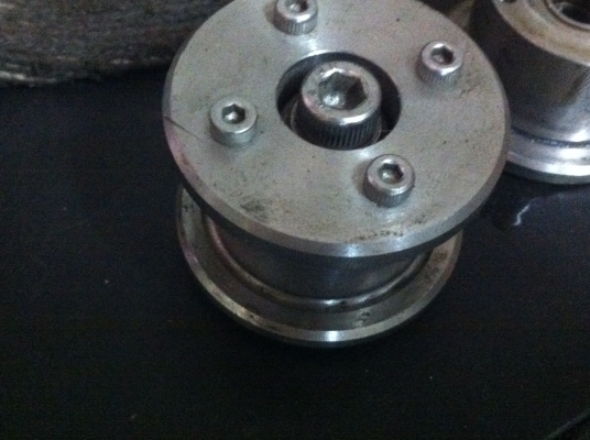 ชุดลูกล้อสแตนเลส ใช้ดันสายพานและโช่ให้ตึงหรือช่วยบังคับของที่เคลื่อนที่ต่างๆ ตัวลูกกลิ่งหมุนฟรีใช้ตลับลูกปืนด้านในเพื่อให้ลื่น