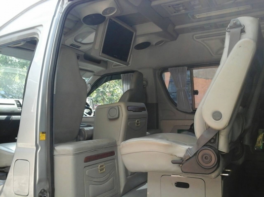 รถตู้คอมมูเตอร์ปี06 สีบรอนเงิน แต่งVIP สปอยเลอร์รอบคันCD DVD USB จอพับไฟฟ้าTV  แอร์ไมโครบัสด้านท้าย แผงแอร์เพิ่มใต้ท้อง เบาะหนังสีครีม เครื่อง2JZ เกียร์ธรรมดา NGV 3ถัง ประกันชั้น1 เคลมสีได้รอบคัน ภายในตามสภาพTEL0890671028อยู่ดอนเมืองครับ