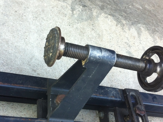 เครื่องกลึงไม้ KT จับไม้ได้ยาว1เมตร มีแผ่นจานกระดาษทรายขัดด้านหัวมอเตอร์ 1/2 แรงม้า