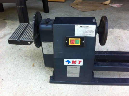 เครื่องกลึงไม้ KT จับไม้ได้ยาว1เมตร มีแผ่นจานกระดาษทรายขัดด้านหัวมอเตอร์ 1/2 แรงม้า