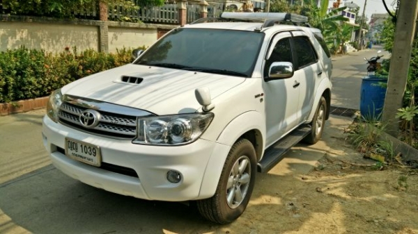 TOYOTA FORTUNER 3.0V(รุ่นท๊อปสุด) ขับ4WD 2011 NAVI เกียร์ออโต้ดีเซล สีขาวสะอาดตา