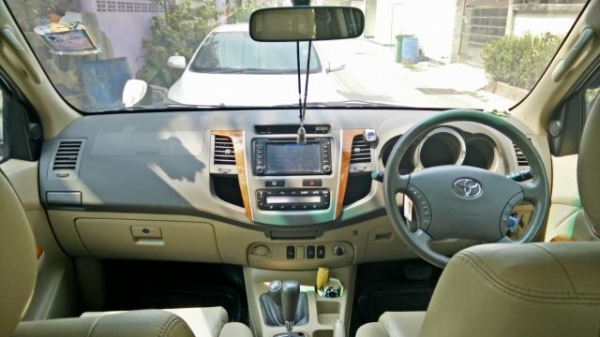 TOYOTA FORTUNER 3.0V(รุ่นท๊อปสุด) ขับ4WD 2011 NAVI เกียร์ออโต้ดีเซล สีขาวสะอาดตา