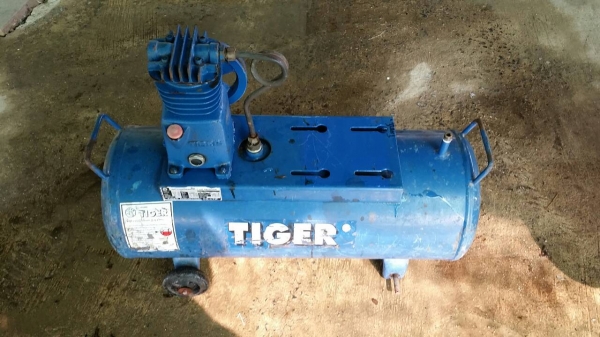 ขายปั๊มลมไม่มีมอเตอร์ 1 ตัว  กับ ขายถังปั๊มลมอีก 1 ตัว