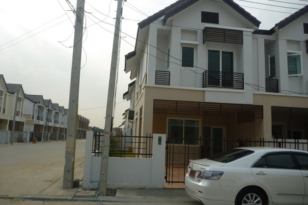 บ้านทาวน์เฮ้าส์ 2 ชั้น 3 ห้องนอน 2 ห้องน้ำ บ้านใหม่ ม.บุณฑริก ห้องมุม