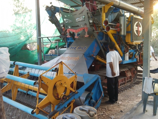 ขายรถเกี่ยวข้าว ปานเจริญ อุ้ม 2.5 ตัน   เครื่อง อิซูซุ230 เทอร์โบตัวเดิน 10 ปั้มไดกิ้น 22ราคาต่อลองได้ครับ