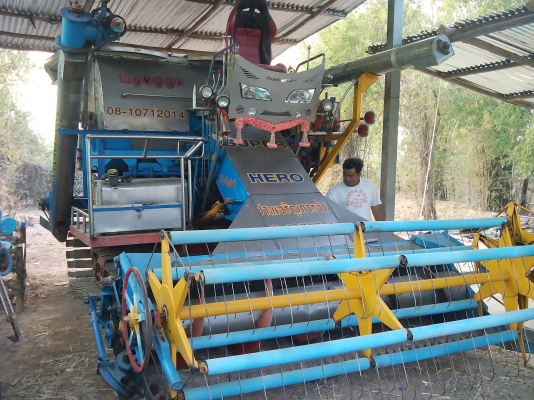 ขายรถเกี่ยวข้าว ปานเจริญ อุ้ม 2.5 ตัน   เครื่อง อิซูซุ230 เทอร์โบตัวเดิน 10 ปั้มไดกิ้น 22ราคาต่อลองได้ครับ